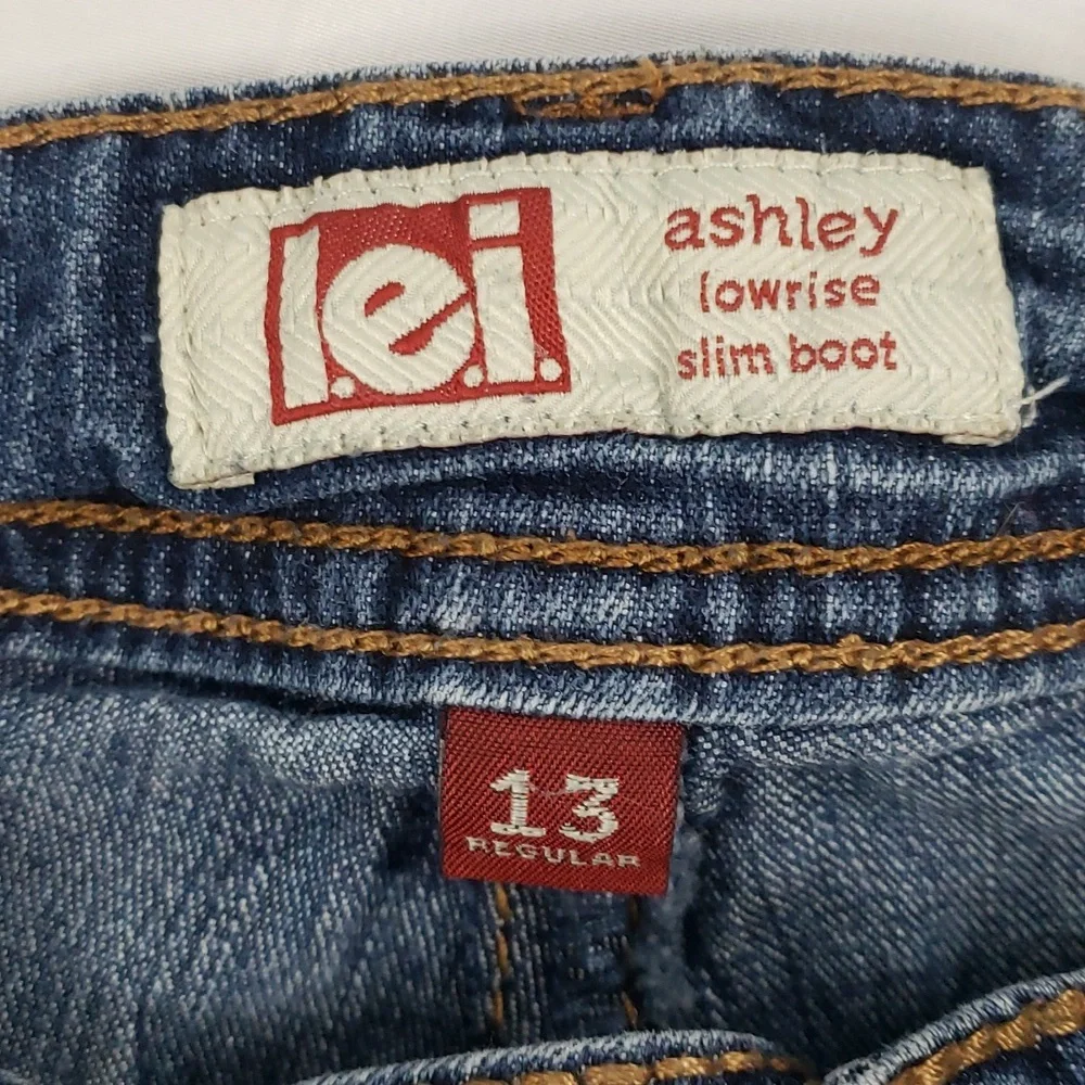 LEI -Ashley' low-rise Bootcut stretchy jeans - Picture 2 of 11